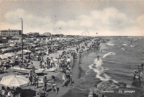 Cartolina Cesenatico la spiaggi animata 1960 | Immagine principale
