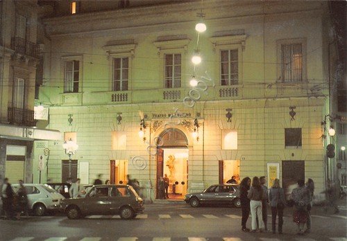 Cartolina Chieti Teatro Marruccino notturno animata anni '80