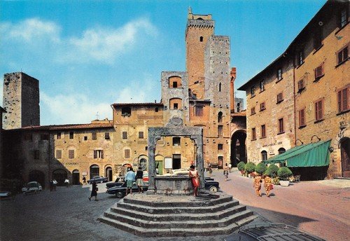 Cartolina Città di S. Gimignano Piazza Cisterna auto d'epoca animata …