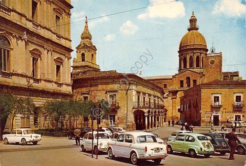 Cartolina Comiso Piazza Fonte Diana Palazzo di Città auto Fiat …
