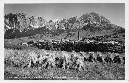 Cartolina Cortina raccolta di fieno 1940 foto Ghedina | Immagine principale