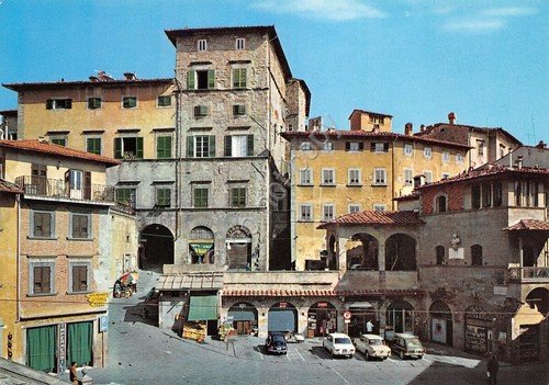 Cartolina Cortona Piazza della Repubblica negozio impermeabili auto d'epoca