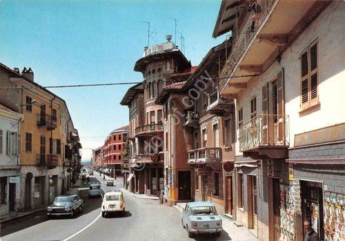 Cartolina Cossato Via Mazzini auto negozi 1970 | Immagine principale