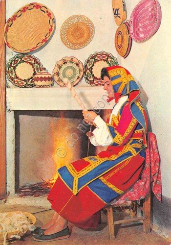 Cartolina Costumi Tradizionali Sardi Desulo donna che fila camino