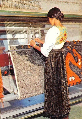 Cartolina Costumi Tradizionali Sardi Dorgali donna al telaio