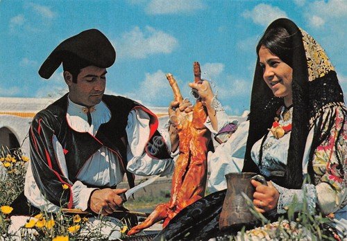 Cartolina Costumi tradizionali sardi Oliena coppia e porceddu