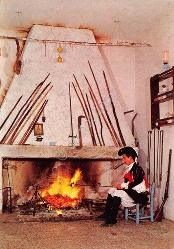 Cartolina Costumi Tradizionali Sardi Oliena Su Golone uomo camino | Immagine principale