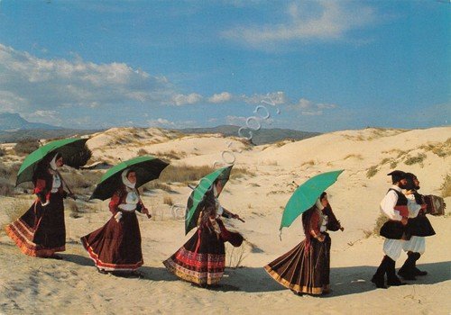 Cartolina Costumi Tradizionali Sardi Siniscola donne con ombrello | Immagine principale