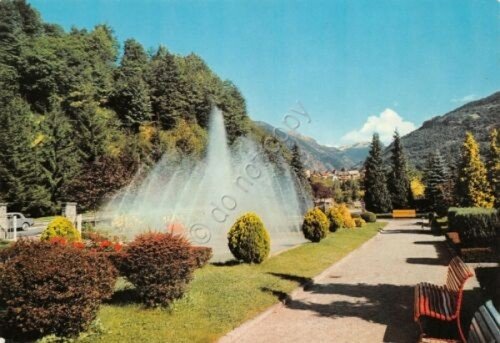 Cartolina Crodo Fonti e giardini fontana (Verbania) | Immagine principale