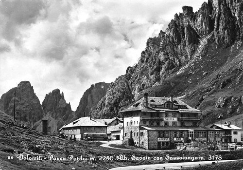 Cartolina Dolomiti Passo Pordoi Albergo Savoia con Sassolungo Timbro Albergo | Immagine principale