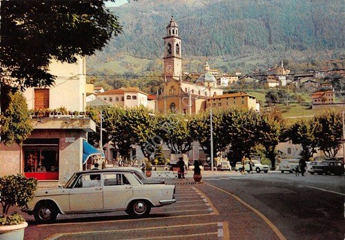 Cartolina Edolo piazza del paese auto d'epoca | Immagine principale