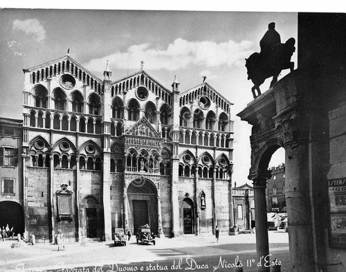Cartolina Ferrara Duomo e Statua Nicola II auto d'epoca 1953