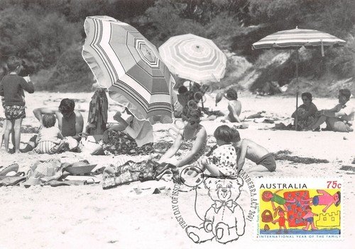 Cartolina Filatelica Australia Year of the family Beach at Cowes …