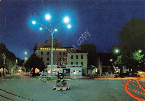 Cartolina Fiuggi Fonte una via del paese incrocio stradale Notturno …