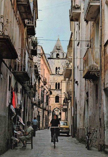 Cartolina Fondi vicolo caratteristico animata Campanile S. M. Assunta anni …