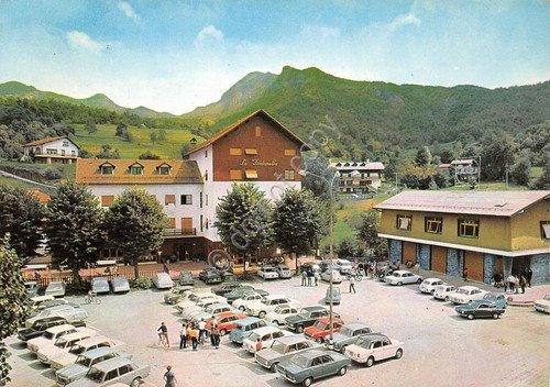 Cartolina Fontanigorda Piazza Roma 1970 auto d'epoca La Fontanella | Immagine principale