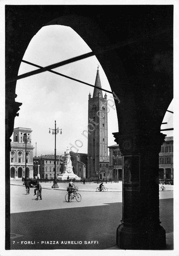 Cartolina Forlì Piazza Aurelio Saffi animata biciclette anni '50 | Immagine principale