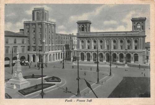 Cartolina Forlì Piazza Saffi animata 1939