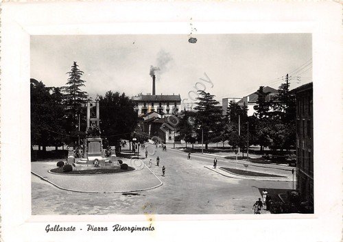 Cartolina Gallarate Piazza Risorgimento animata 1951 macchie | Immagine principale
