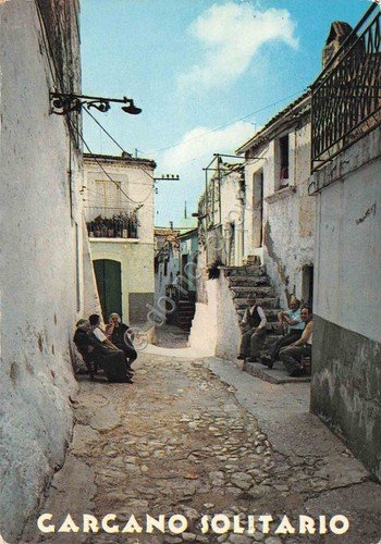 Cartolina Gargano Litorale Vieste Mattinata una via del paese animata