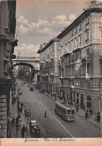 Cartolina Genova Via XX Settembre animata auto d'epoca bus