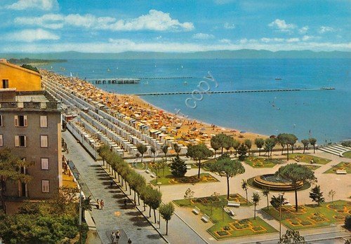Cartolina Grado panorama della spiaggia stabilimenti strada giardini | Immagine principale