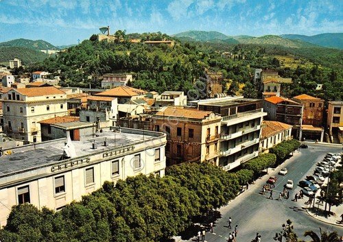 Cartolina Iglesias panorama di una via e Castello Salvaterra dall'alto … | Immagine principale
