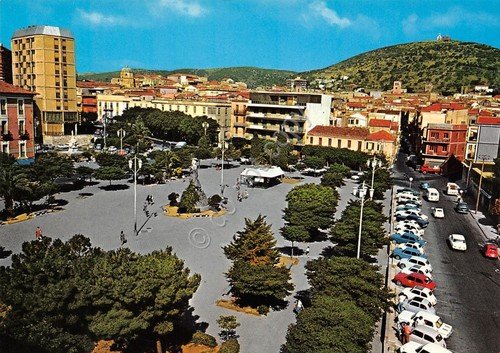 Cartolina Iglesias Piazza Sella e panorama intorno case auto