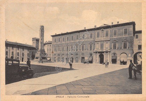 Cartolina Imola Palazzo Comunale animata auto d'epoca grinza | Immagine principale