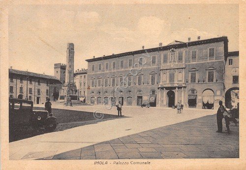Cartolina Imola Palazzo Comunale animata auto d'epoca grinza