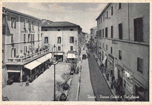 Cartolina Imola Piazza Caduti Via Appia animata auto d'epoca negozi | Immagine principale