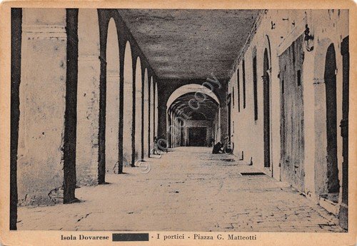 Cartolina Isola Dovarese Piazza Matteotti i portici annerimento censura | Immagine principale