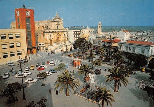 Cartolina Ispica Piazza Regina Margherita dall'alto auto anni '70