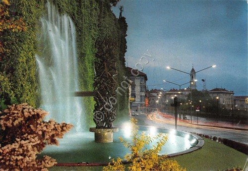 Cartolina Ivrea Monumento a Olivetti notturno | Immagine principale