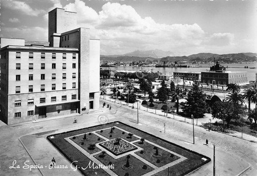 Cartolina La Spezia Piazza Matteotti anni '50 | Immagine principale