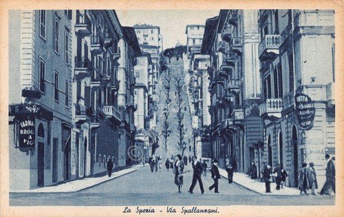 Cartolina La Spezia Via Spallanzani animata segni ingiallimento