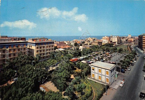 Cartolina Ladispoli Via Ancona giardini pubblici dall'alto case strada 1983 | Immagine principale