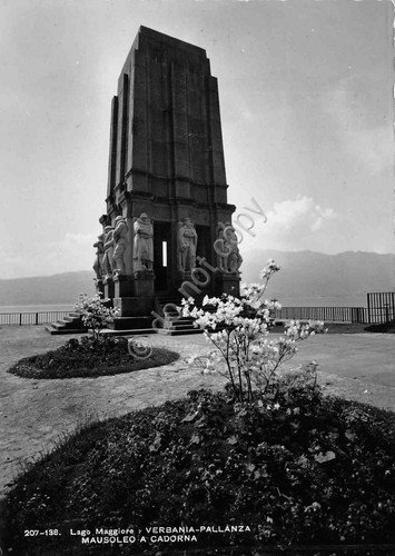 Cartolina lago Maggiore Verbania Pallanza Mausoleo a Cadorna 1958