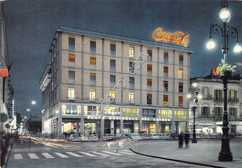 Cartolina Lecce Via San Trinchese Notturno 1969 Insegna Coca Cola | Immagine principale