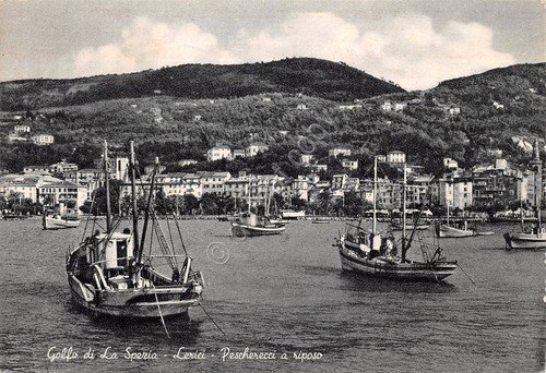 Cartolina Lerici pescherecci a riposo 1957
