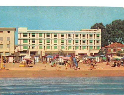 Cartolina Lignano Sabbiadoro Hotel Columbus dal mare spiaggi animata | Immagine principale