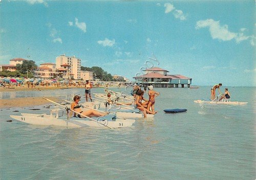 Cartolina Lignano spiaggia animata pattini a remi dal mare | Immagine principale