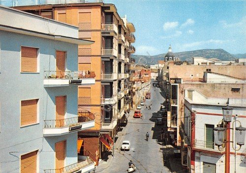 Cartolina Maddaloni Via S. Francesco d' Assisi case auto bus …