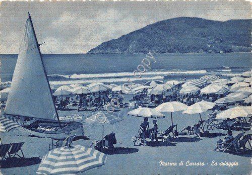 Cartolina Marina di Carrara spiaggia animata ombrelloni | Immagine principale