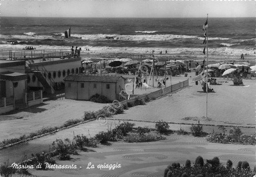Cartolina Marina di Pietrasanta La spiaggia 1955 | Immagine principale