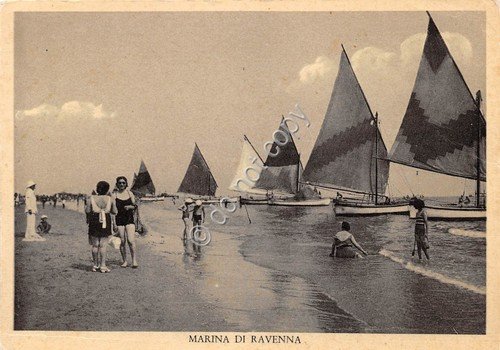Cartolina Marina di Ravenna Spiaggia animata barche