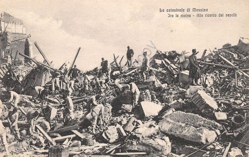 Cartolina Messina La catastrofe Fra le rovine cercando sepolti Micali … | Immagine principale