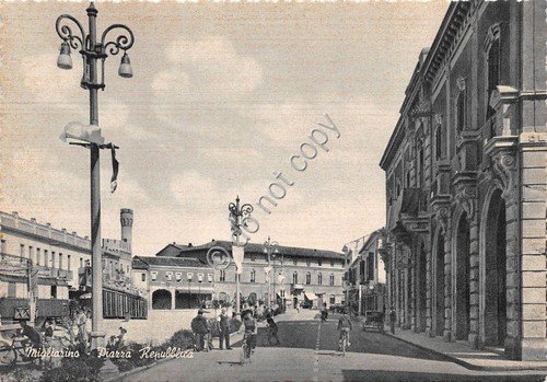 Cartolina Migliarino Piazza Repubblica animata