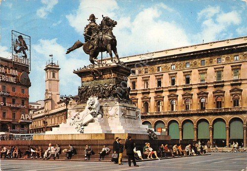 Cartolina Milano Piazza Duomo Monumento V. Emanuele II animata colorata …
