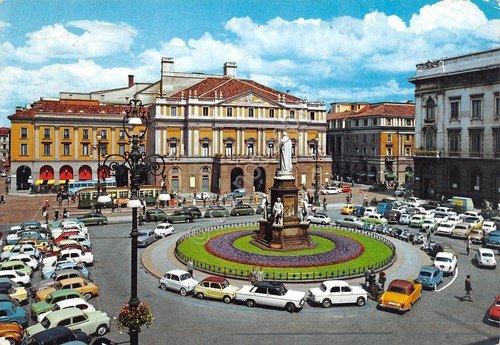 Cartolina Milano Piazza Teatro alla Scala auto d'epoca 1965 | Immagine principale